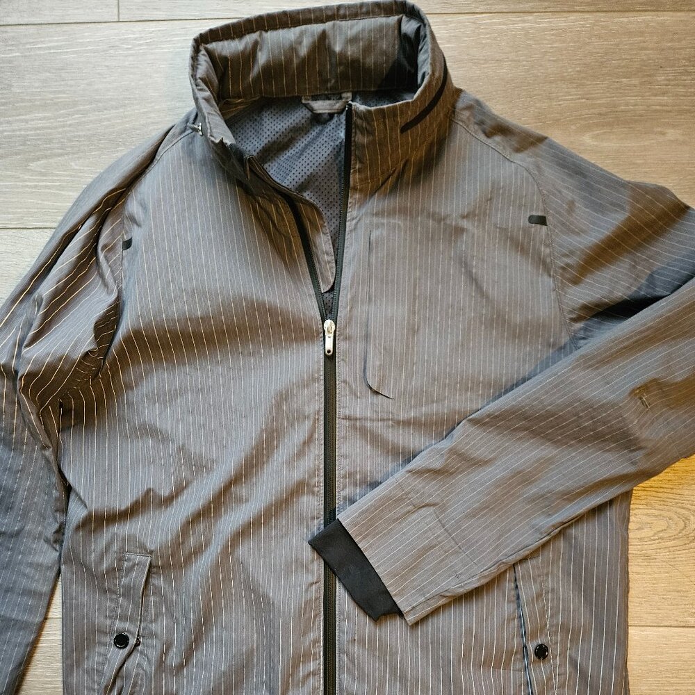 Lululemon Men's lightweight gray striped jacket size XL
